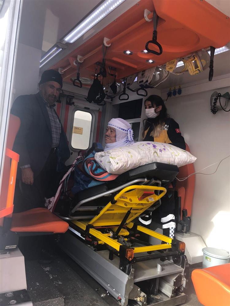 Adilcevaz Kavuşlu Köyü 82 yaş, KOAH hastası, 230 kg Ayaklarında şişme, ağrı, kızarıklık, nefes darlığı OBEZ ambulansı ile naklini Adilcevaz Devlet Hastanesine yaptık.